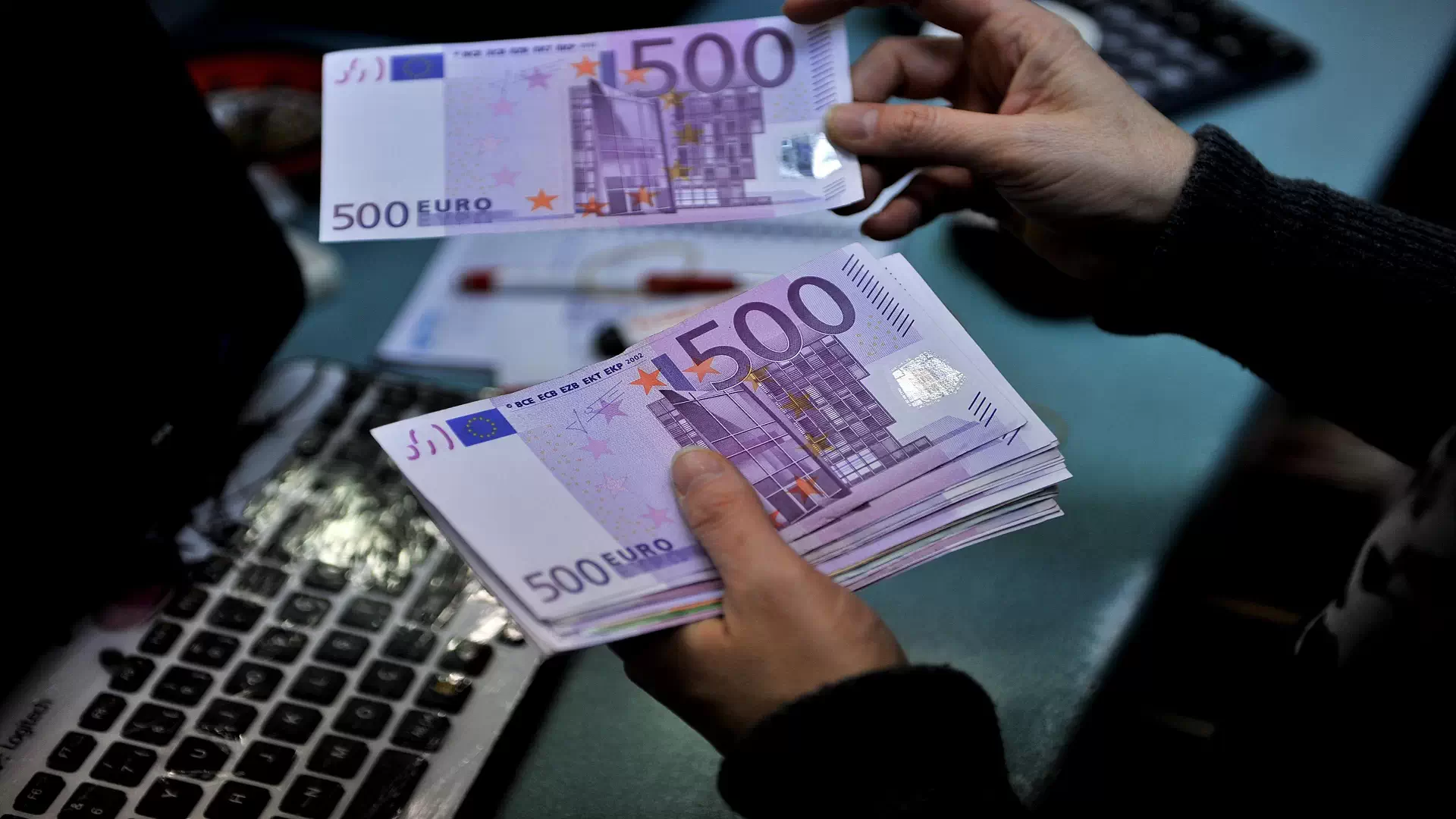 Как перевести деньги в Европу из России и обратно