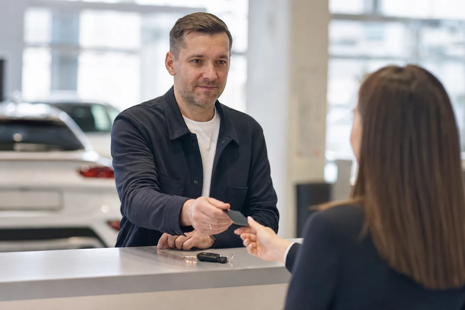 Турист оплачивает аренду авто картой на Кипре